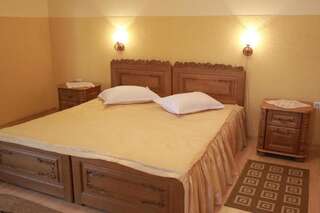 Отель Hotel Smaragd Nadvirna Улучшенный двухместный номер Делюкс с 1 кроватью или 2 отдельными кроватями-6