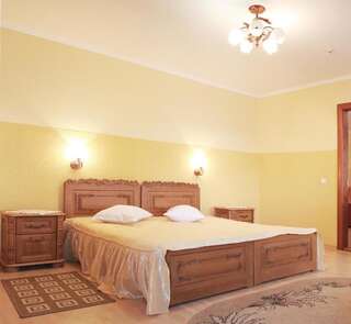 Отель Hotel Smaragd Nadvirna Улучшенный двухместный номер Делюкс с 1 кроватью или 2 отдельными кроватями-7